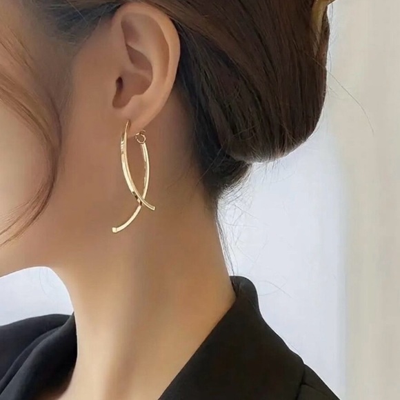 Dazzling, Chic Minimalist 18K Golden-Plated Long Curved Hoop Earrings - Picture 1 of 3